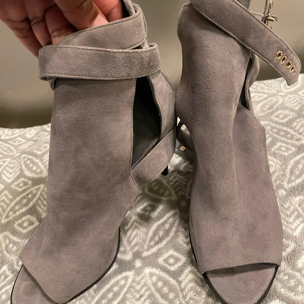 Burberry heels - Picture 10 of 13